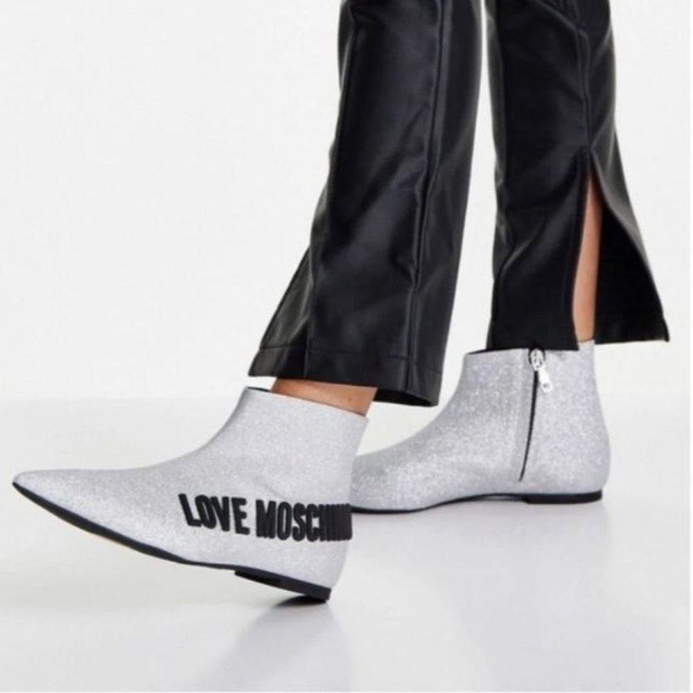 Brand New Women's Sz 38 M Love Moschino Argento Glitter Pointed Toe Booties